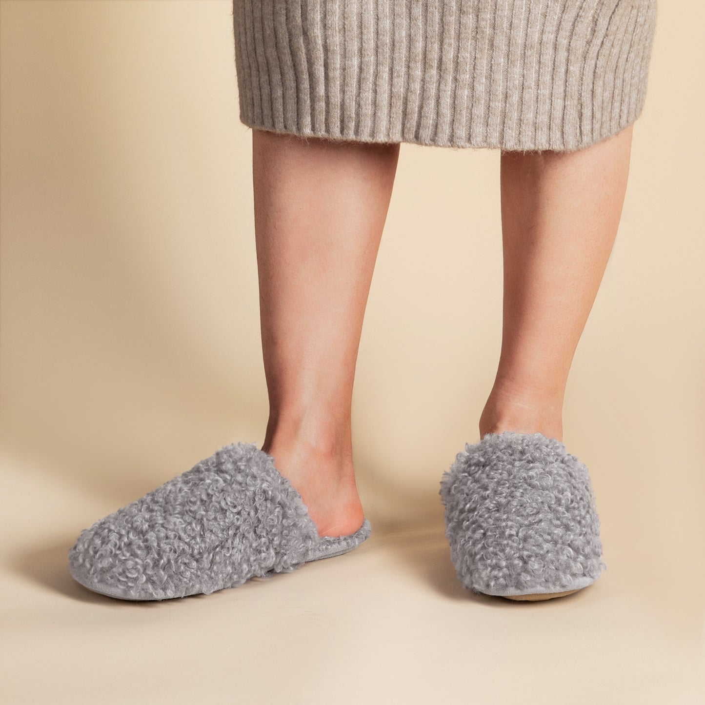 Snug Leaves Women's Scuff Slippers Furry Cute Curly Faux Wool Slip-on Indoor Memory Foam House Shoes